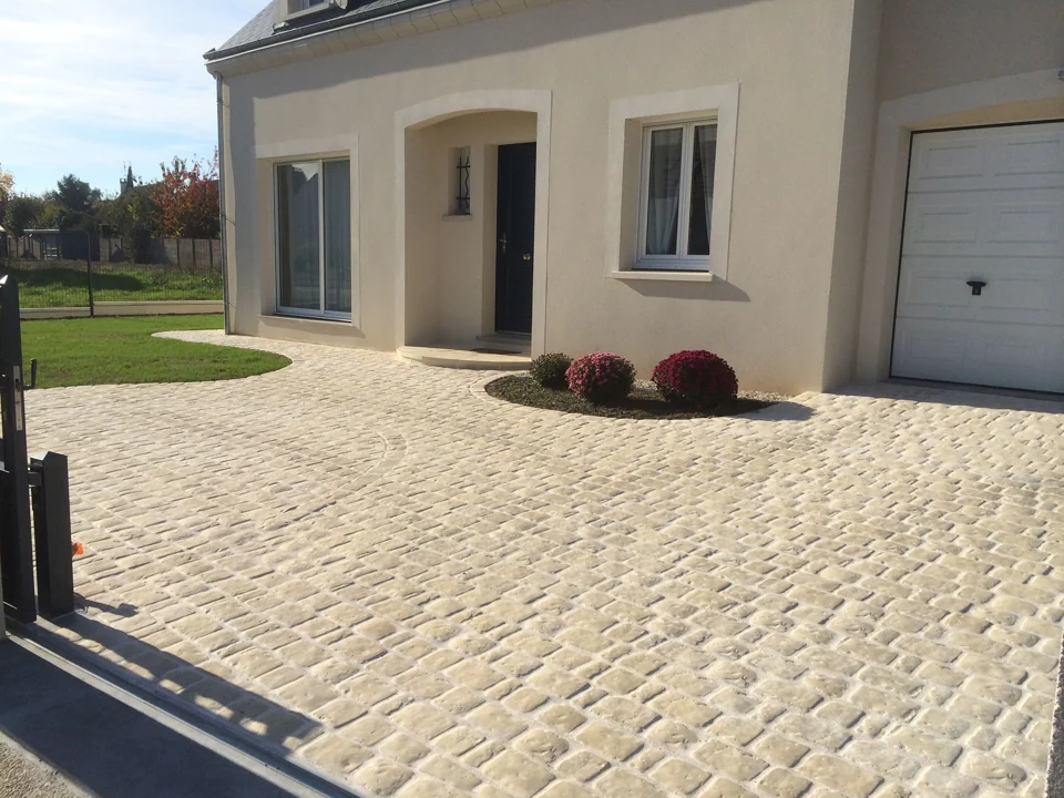 Allée pavée devant une maison — photographie d’illustration