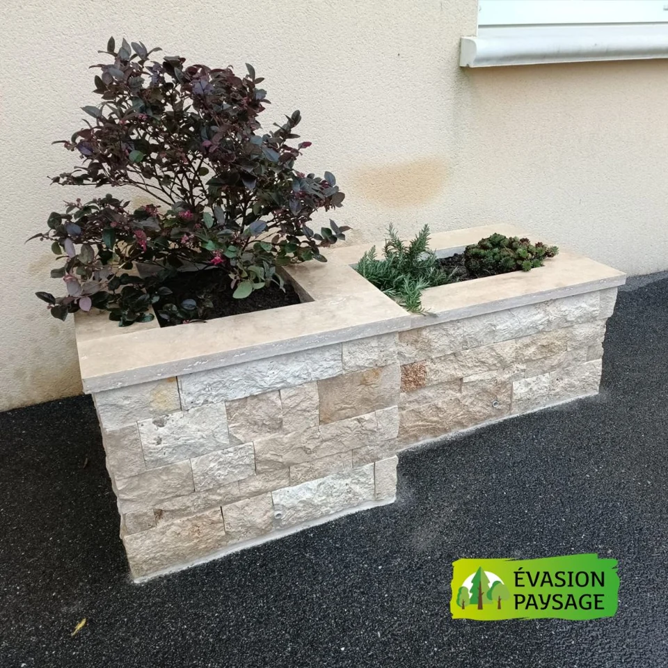 Jardinière maçonnée avec parement et couvertine