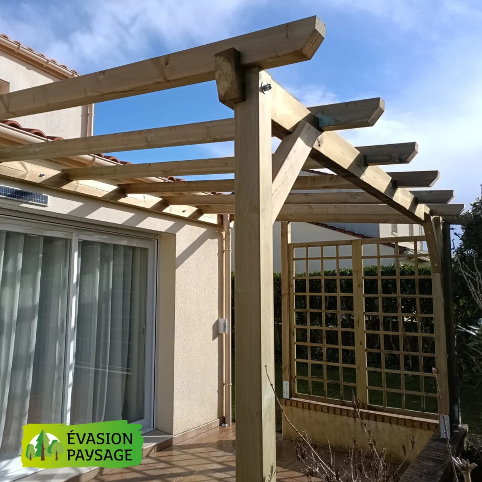 Pergola en bois réalisée par Evasion Paysage