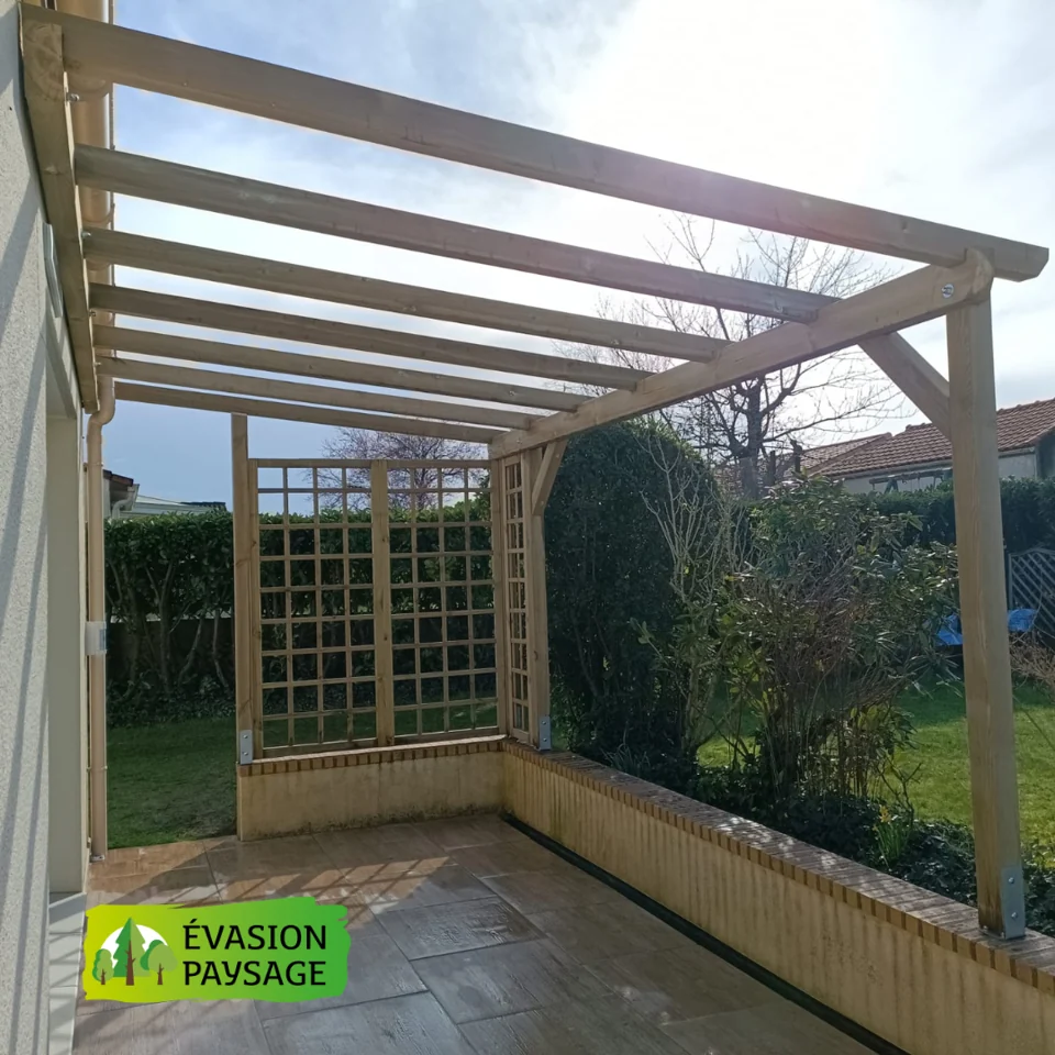 Pergola en bois accolée à une maison
