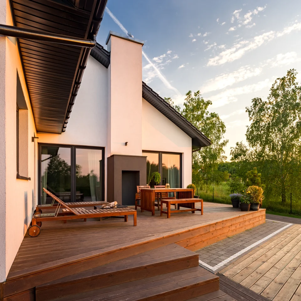 Terrasse en bois devant une maison — photographie d’illustration